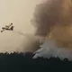Löschflugzeuge sind im Südwesten Frankreichs im Einsatz.  - Bild: Baz Ratner/Pool AP/dpa