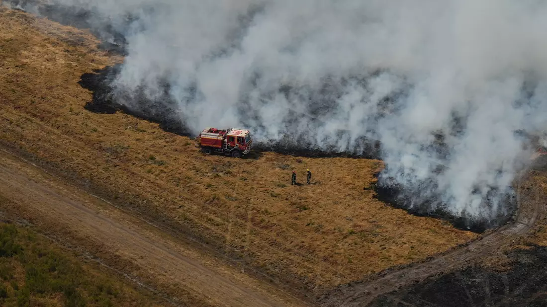 Zahlreiche Einsatzkräfte kämpfen gegen die Flammen.  - Bild: Baz Ratner/Pool AP/dpa