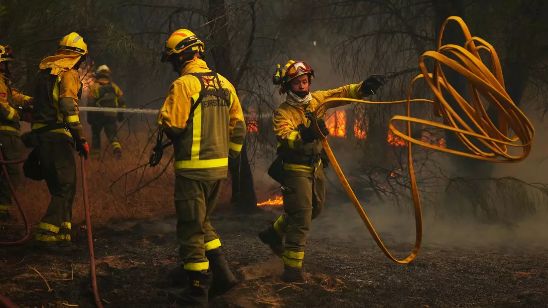 Auch in Spanien wird gegen die Flammen gekämpft.  - Bild: Manu Fernandez/AP/dpa