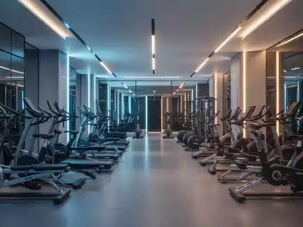 Modernes, hochwertig ausgestattetes Fitnessstudio mit professionellen Trainingsgeräten in einer hellen, einladenden Atmosphäre. - Foto: über boerse-global.de