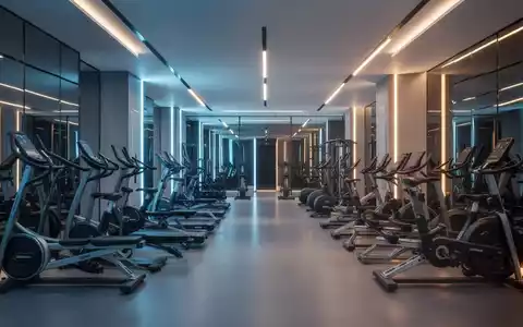 Modernes, hochwertig ausgestattetes Fitnessstudio mit professionellen Trainingsgeräten in einer hellen, einladenden Atmosphäre. - Foto: über boerse-global.de