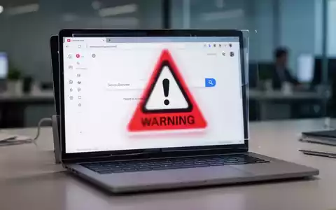Laptop-Bildschirm mit Suchmaschinen-Oberfläche und Warnsymbol als Metapher für die Haftung bei betrügerischen Online-Shops. - Foto: über boerse-global.de