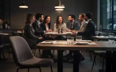 Ein leerer Stuhl an einem Café-Tisch vor einer unscharfen Gruppe von Menschen, Symbol für finanzielle Herausforderungen bei sozialen Treffen. - Foto: über boerse-global.de