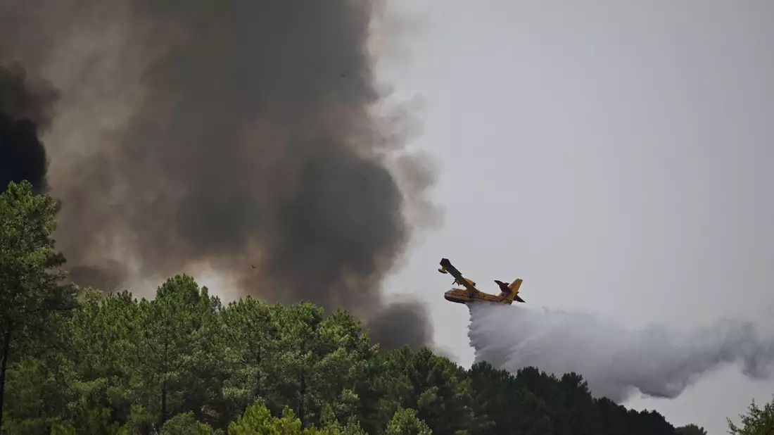 23 Löschflugzeuge sind in der Waldbrandregion im Einsatz. - Bild: Emma Da Silva/AP/dpa