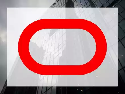 Moderne Glasfassade eines Bürogebäudes bei bewölktem Himmel als Symbol für wirtschaftliche Unsicherheit. - Foto: über boerse-global.de