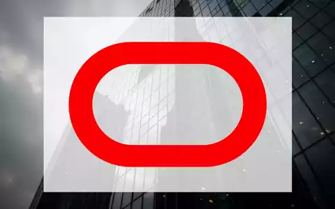 Moderne Glasfassade eines Bürogebäudes bei bewölktem Himmel als Symbol für wirtschaftliche Unsicherheit. - Foto: über boerse-global.de