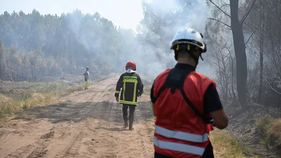 Weiterhin seien 2.750 Feuerwehrleute, 23 Löschflugzeuge und über 1.400 Polizeikräfte im Einsatz, sagte die Präfektin. - Bild: Katharina Kausche/dpa