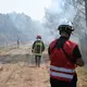 Weiterhin seien 2.750 Feuerwehrleute, 23 Löschflugzeuge und über 1.400 Polizeikräfte im Einsatz, sagte die Präfektin. - Bild: Katharina Kausche/dpa
