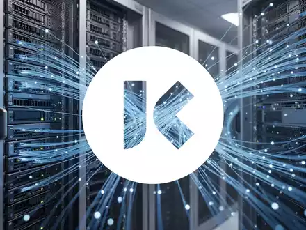 Hochmoderne Server-Infrastruktur mit leuchtenden Glasfaserverbindungen als Symbol für Hochgeschwindigkeits-Datenübertragung. - Foto: über boerse-global.de