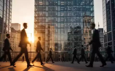 Moderne Bürogebäude in einem europäischen Finanzviertel bei Sonnenuntergang als Symbol für regulatorische Transparenz. - Foto: über boerse-global.de
