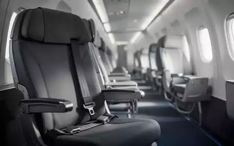Ein leerer Sitz in einer modernen Verkehrsflugzeugkabine mit angeschnalltem Sicherheitsgurt. - Foto: über boerse-global.de