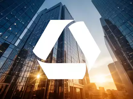 Moderne Glasfassade eines Bankgebäudes im Licht des Sonnenaufgangs als Symbol für die Finanzbranche. - Foto: über boerse-global.de