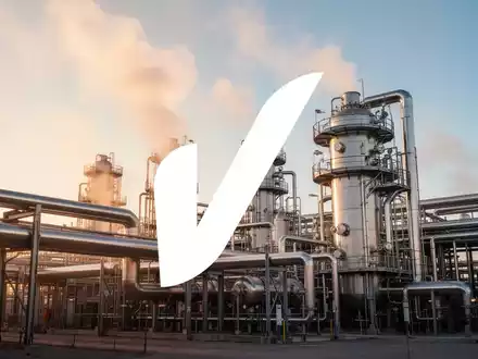 Moderne Industrieanlage zur chemischen Verarbeitung mit Edelstahlrohren und Reaktoren bei Sonnenaufgang. - Foto: über boerse-global.de
