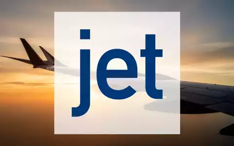 Flugzeugtragfläche im goldenen Licht eines Sonnenaufgangs als Symbol für Aufschwung in der Luftfahrtbranche. - Foto: über boerse-global.de