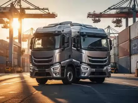 Ein moderner Elektro-LKW parkt an einem Logistikzentrum, um die Herausforderungen der Dekarbonisierung im Güterverkehr zu verdeutlichen. - Foto: über boerse-global.de