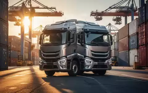 Ein moderner Elektro-LKW parkt an einem Logistikzentrum, um die Herausforderungen der Dekarbonisierung im Güterverkehr zu verdeutlichen. - Foto: über boerse-global.de
