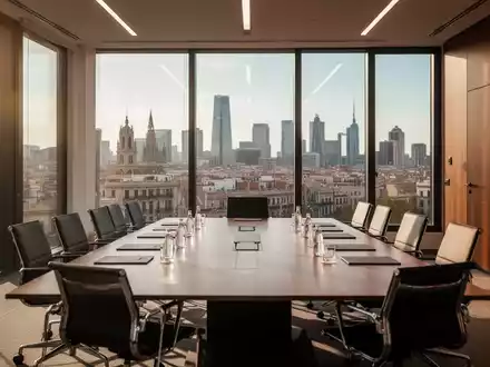 Modernes Konferenzzimmer in Barcelona mit Blick auf die Skyline bei Tageslicht. - Foto: über boerse-global.de
