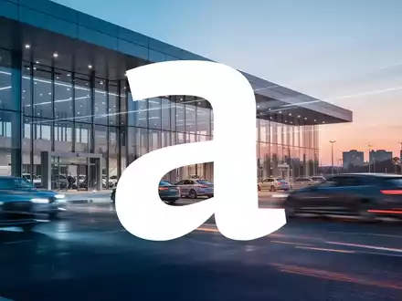 Abstrakte Darstellung eines modernen Autovermietungszentrums in der Abenddämmerung mit Fokus auf Mobilität und Logistik. - Foto: über boerse-global.de