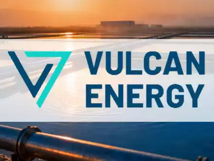 Abstraktes Bild einer industriellen Lithium-Extraktionsanlage bei Sonnenuntergang mit Fokus auf moderne Energietechnologie. - Foto: über boerse-global.de