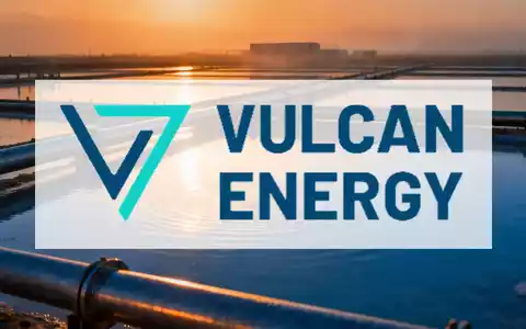 Abstraktes Bild einer industriellen Lithium-Extraktionsanlage bei Sonnenuntergang mit Fokus auf moderne Energietechnologie. - Foto: über boerse-global.de