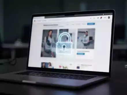 Laptop-Bildschirm mit einem unscharfen Online-Shop, symbolisch für die Gefahren durch Fakeshops im Internet. - Foto: über boerse-global.de