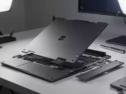 Schlankes, graphitfarbenes Framework Laptop 13 Pro mit modularem Hardware-Design auf einer sauberen, professionellen Werkbank. - Foto: über boerse-global.de