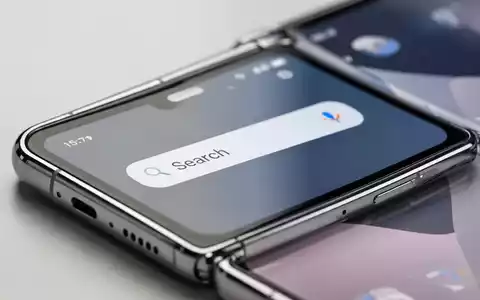 Nahaufnahme eines modernen faltbaren Smartphones mit der neuen One UI 9 Benutzeroberfläche und integrierter Suchleiste. - Foto: über boerse-global.de