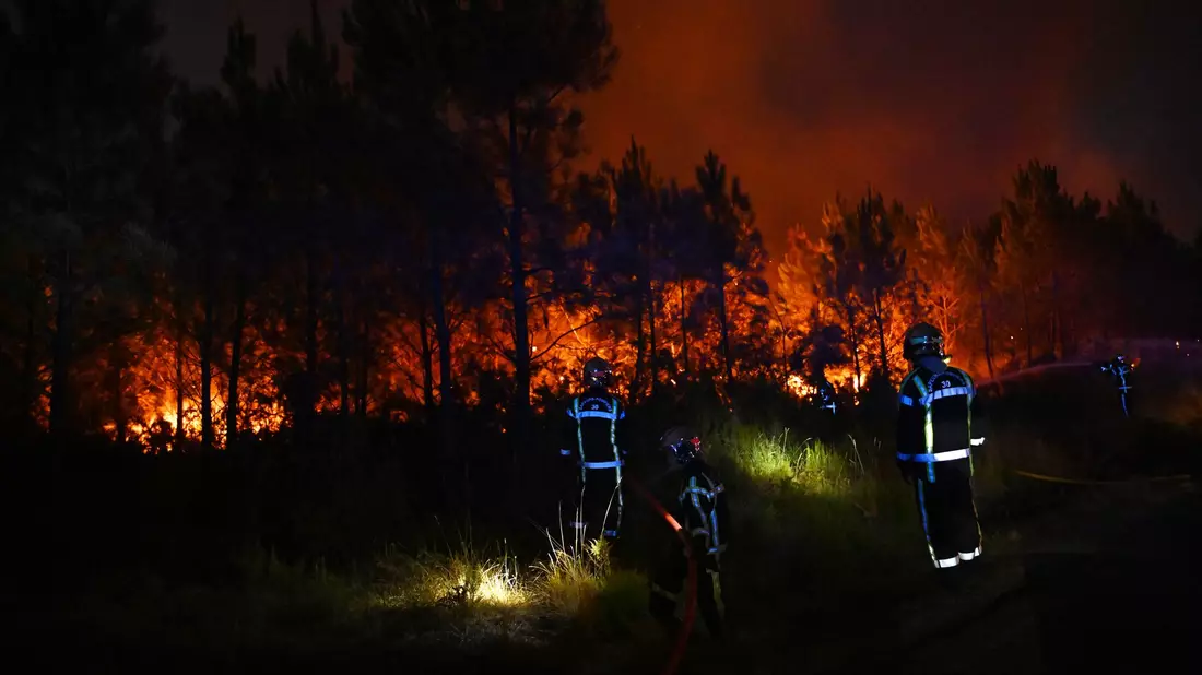 Die Löscheinsätze der Feuerwehr halten über Nacht an. - Bild: Emma Da Silva/AP/dpa