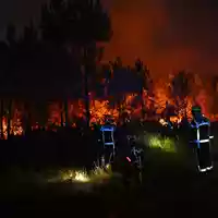Die Löscheinsätze der Feuerwehr halten über Nacht an. - Foto: Emma Da Silva/AP/dpa