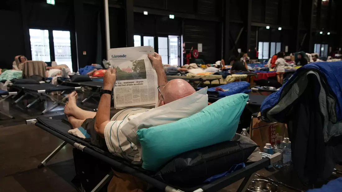 Tausende Menschen müssen eine weitere Nacht in Notunterkünften verbringen. - Bild: Eva van Dam/AP/dpa