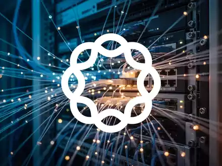 Abstraktes Bild einer digitalen Netzwerkinfrastruktur mit Glasfaserverbindungen in professioneller, dunkler Beleuchtung. - Foto: über boerse-global.de