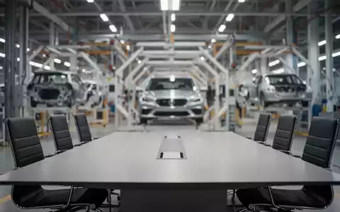 Modernes Konferenzzimmer vor dem Hintergrund einer automatisierten Produktionshalle in einem Automobilwerk. - Foto: über boerse-global.de