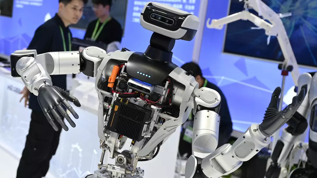 Roboter aus dem Ausland, wie dieses in China vorgeführte Modell, sind in den USA künftig unerwünscht. (Archivbild) - Bild: Johannes Neudecker/dpa