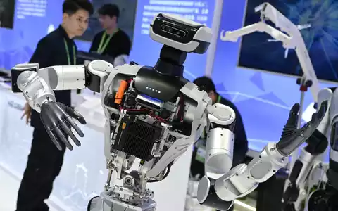 Roboter aus dem Ausland, wie dieses in China vorgeführte Modell, sind in den USA künftig unerwünscht. (Archivbild) - Foto: Johannes Neudecker/dpa