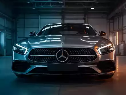 Ein Mercedes-Benz Pkw in einer modernen, minimalistischen Fabrikhalle bei atmosphärischer Beleuchtung. - Foto: über boerse-global.de