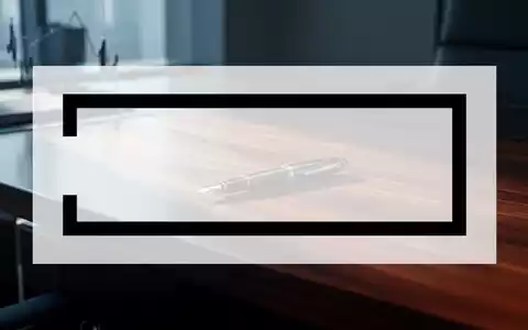 Minimalistisches Büro-Ambiente mit Stift auf einem Schreibtisch, symbolisiert einen strategischen Abschluss. - Foto: über boerse-global.de