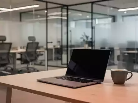 Moderner, minimalistischer Arbeitsplatz mit Laptop in einem flexiblen Büroumfeld. - Foto: über boerse-global.de