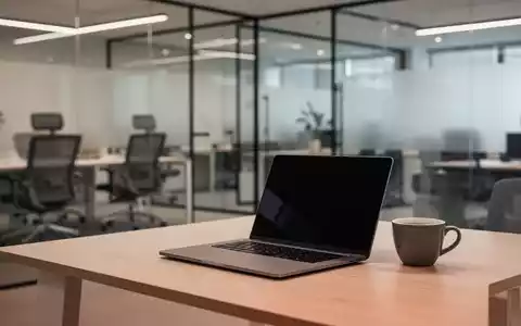 Moderner, minimalistischer Arbeitsplatz mit Laptop in einem flexiblen Büroumfeld. - Foto: über boerse-global.de