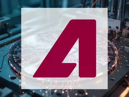 Hochmoderne Halbleiterfertigung mit komplexen Mikrochip-Strukturen und atmosphärischer Beleuchtung. - Foto: über boerse-global.de