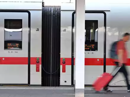 Die Bahn ändert ihr Bonusprogramm. (Symbolbild) - Foto: Peter Kneffel/dpa