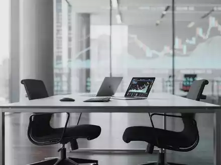 Digitale Finanzdiagramme auf Bildschirmen in einem modernen Büro als Symbol für Marktvolatilität. - Foto: über boerse-global.de