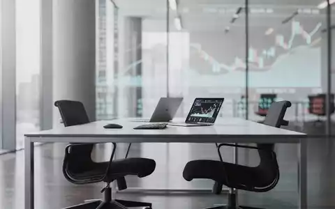 Digitale Finanzdiagramme auf Bildschirmen in einem modernen Büro als Symbol für Marktvolatilität. - Foto: über boerse-global.de