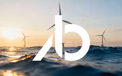 Moderne Windkraftanlagen auf hoher See bei Sonnenaufgang als Symbol für erneuerbare Energien. - Foto: über boerse-global.de