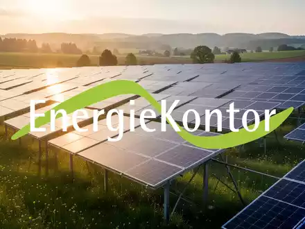 Moderne Solarpark-Anlage in einer bayerischen Wiesenlandschaft bei Sonnenuntergang. - Foto: über boerse-global.de