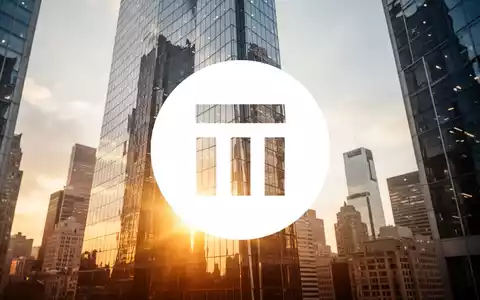 Moderne Glasfassade eines Bürogebäudes im goldenen Licht als Symbol für Stabilität und Wachstum im Versicherungssektor - Foto: über boerse-global.de