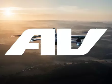 Eine moderne Drohne fliegt über eine weitläufige Landschaft bei Sonnenuntergang, symbolisch für Luft- und Raumfahrt. - Foto: über boerse-global.de