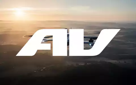 Eine moderne Drohne fliegt über eine weitläufige Landschaft bei Sonnenuntergang, symbolisch für Luft- und Raumfahrt. - Foto: über boerse-global.de