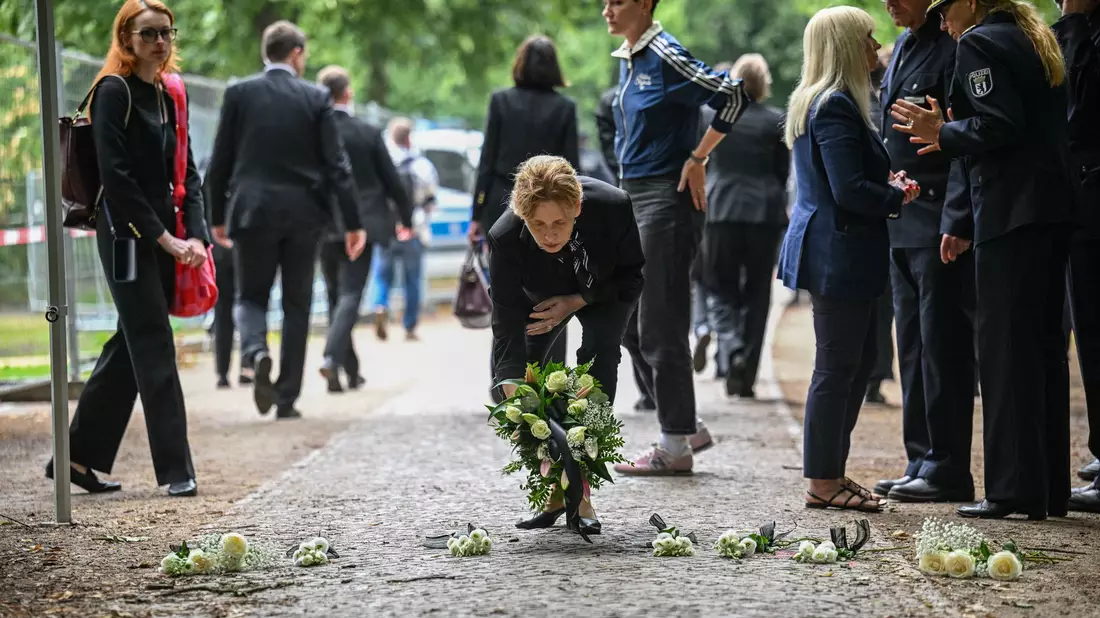Bundesfamilienministerin Karin Prien (CDU) will mehr Geld für Deradikalisierung zur Verfügung stellen. - Bild: Annegret Hilse/Reuters Pool via AP/dpa