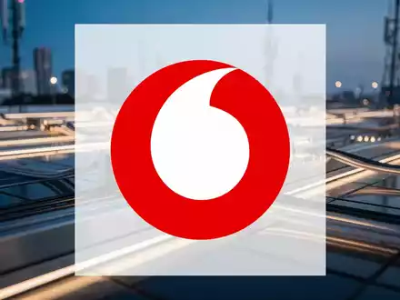 Abstrakte Darstellung moderner Telekommunikationsinfrastruktur mit Glasfaserleitungen in blauem Licht - Foto: über boerse-global.de