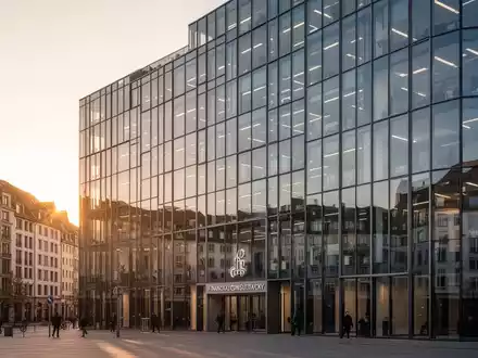 Modernes Bürogebäude in einer deutschen Stadt bei Sonnenuntergang als Symbol für Immobilienberatung und Finanzplanung. - Foto: über boerse-global.de